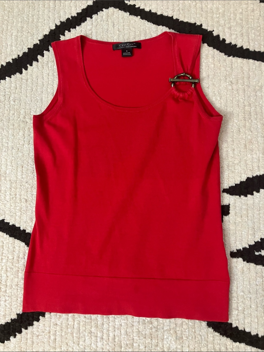 C’est City Red Sleeveless Scoop Neck Tank with Decorative Pin